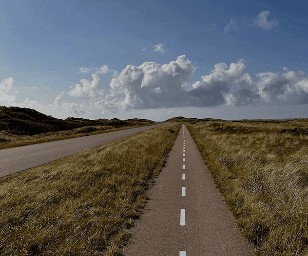 Pokojná cesta a krajina v Dánsku počas jazdy autom