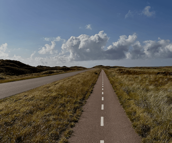 Pokojná cesta a krajina v Dánsku počas jazdy autom