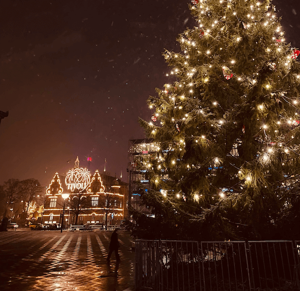 Vianočné trhy v Tivoli Gardens so svetlami a stromčekmi